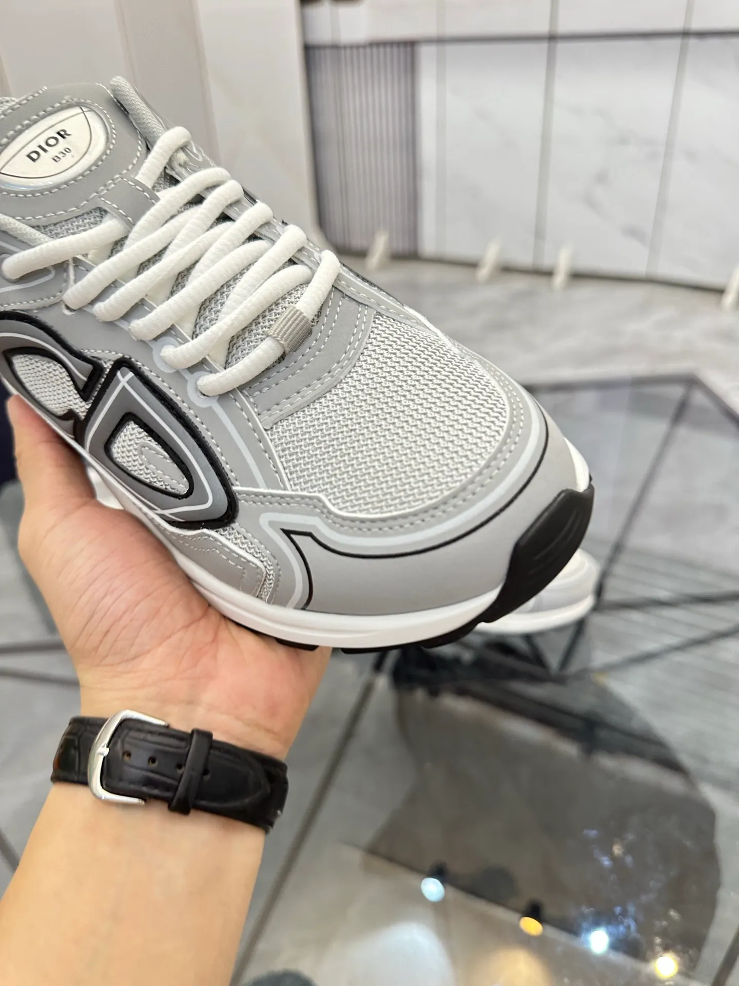 Men's shoes: 💰P400¥ Available in Guangzhou Product trademark: Dior* "Dior*" low-top casual shoes Regular size: 35-46 (can be customized to 47) Couple style Product materials: Upper imported cowhide stitched with original fabric, breathable lining, ultra-light foam original outsole. No.: 007